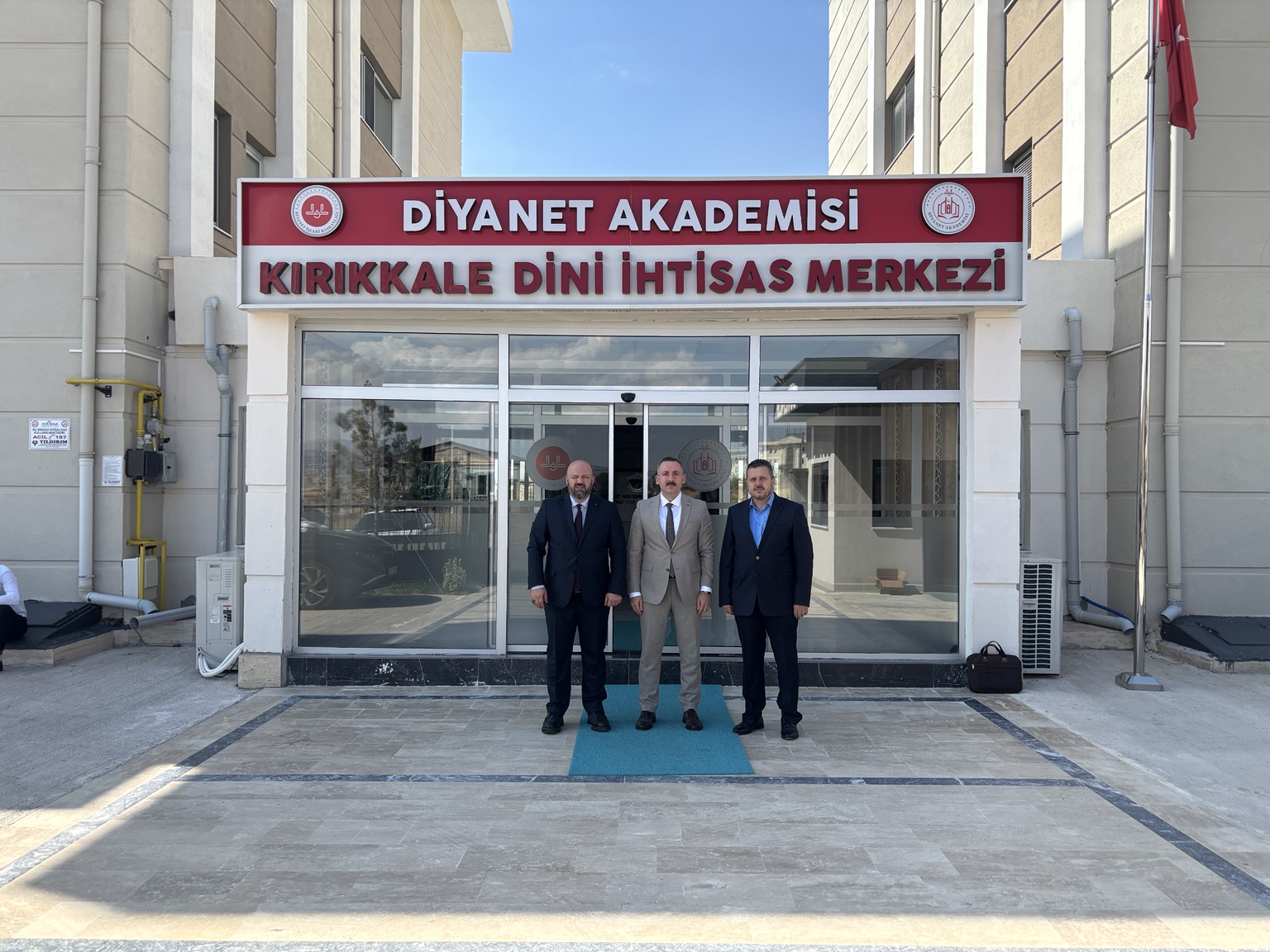 İsa Yılmaz, Burhan Tufan ve beraberindekiler Kırıkkale Dini İhtisas Merkezi önünde