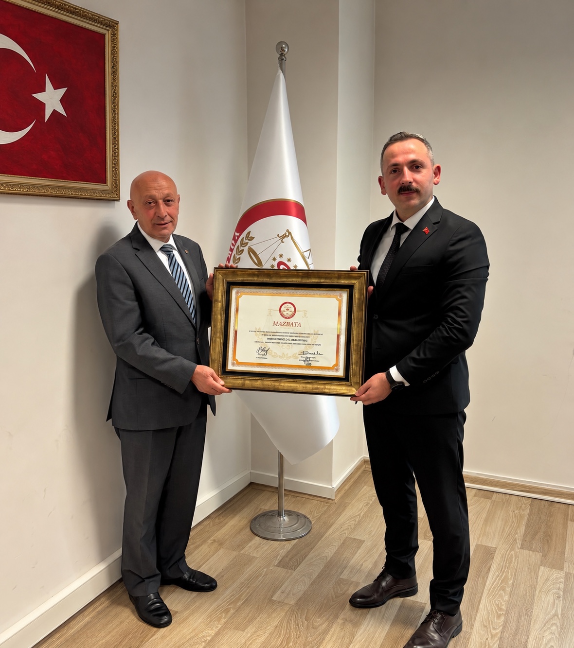 İsa Yılmaz, Kırıkkale Ticaret Borsası Yönetim Kurulu Başkanı Harun Sümer’e mazbatasını takdim ederken