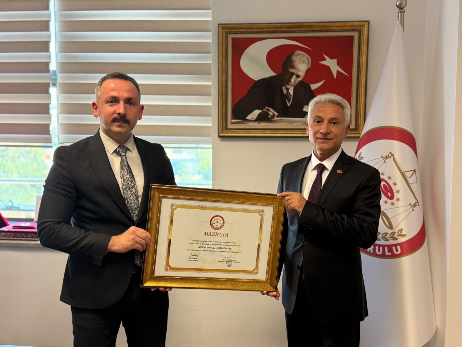İsa Yılmaz, Mekki Varol'a mazbatasını takdim ederken